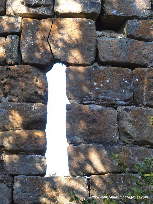 DETALLE DEL VANO ABSIDAL ASPILLERADO AL EXTERIOR